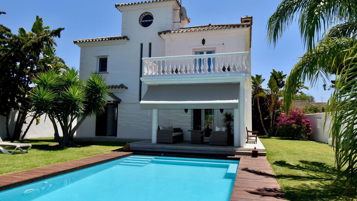 Los Gallos-Cerromolino Villa | Modern Villa located in a quiet area to relax in the garden