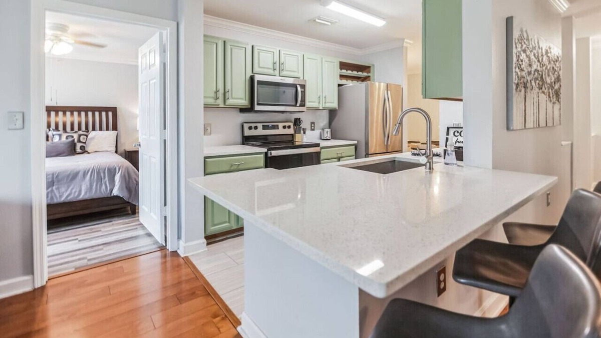 New Tampa Apartment | Modern Escape-Pool-HotTub-CaliKingBeds-EV Chargers