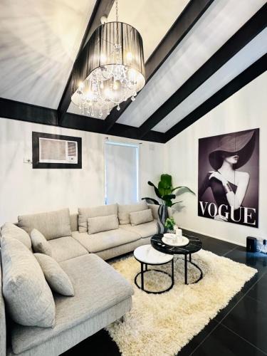 Melton West House | Modern Escape with Open Yard