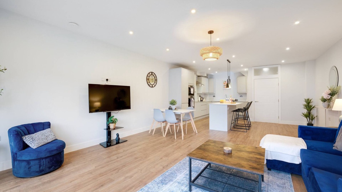 Coulsdon West House | Modern Executive 5 Bedroom Home in Purley
