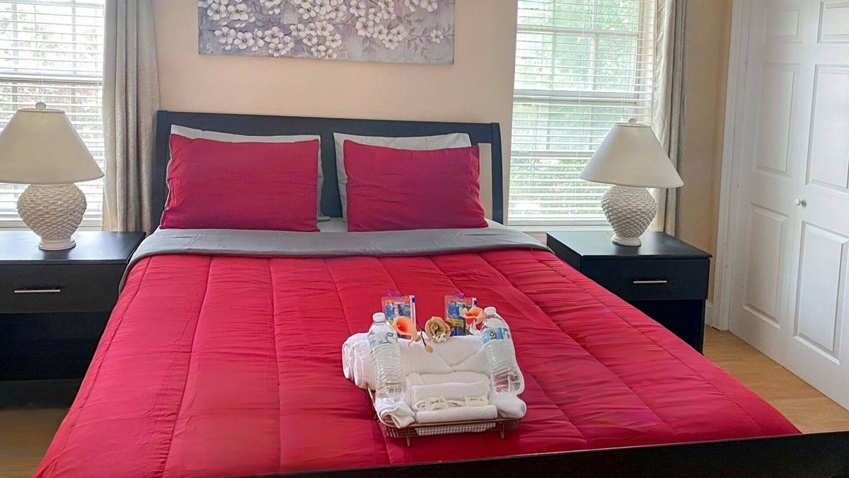 Hybla Valley House | Modern Executive Master Bedroom