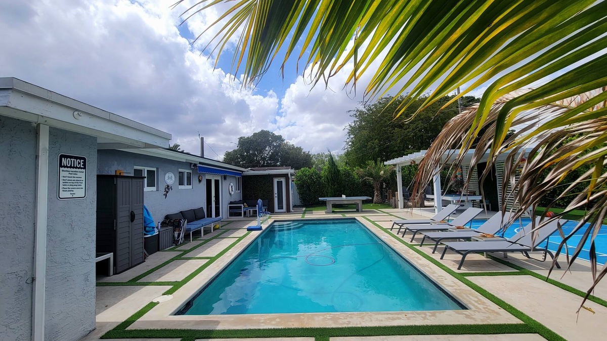 Driftwood House | Modern exquisite & luxurious vacation rental pool heater close to the beach 9 m