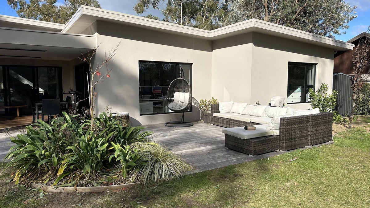 Seven Mile Beach House | Modern Family House in Seaside Village - Close to Airport, Beach and Golf Course