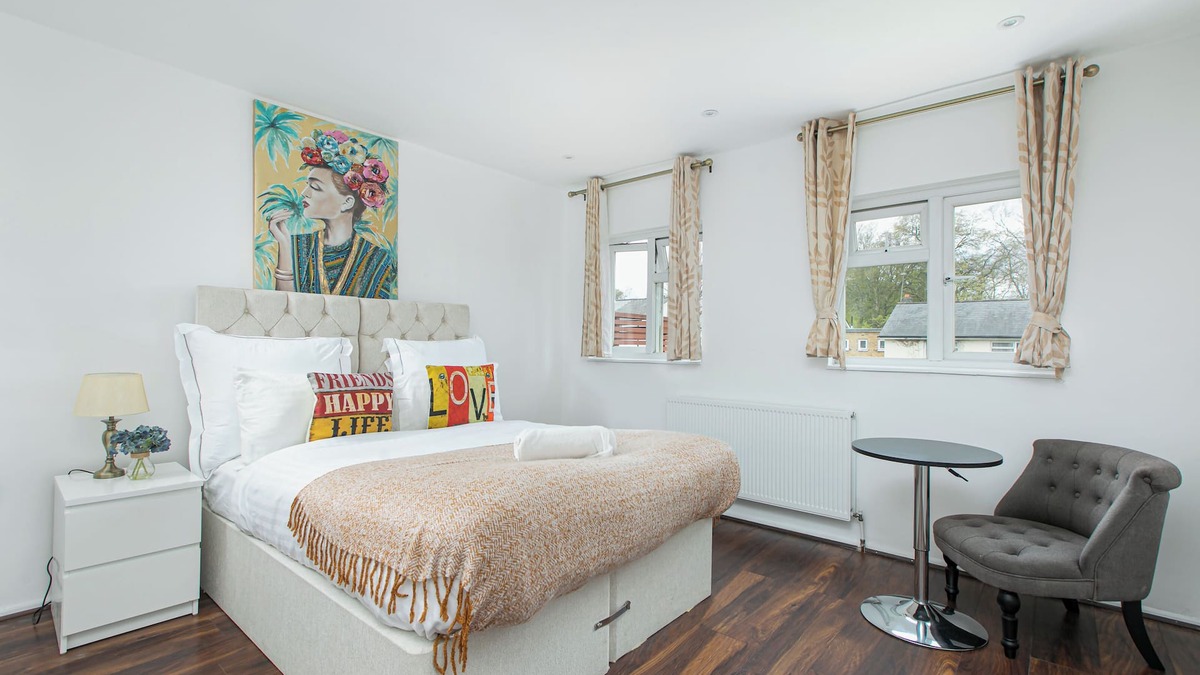 Hatfield Apartment | Modern Family-Friendly 4 Bedroom Apartmentn-Sleeps 11 in Style