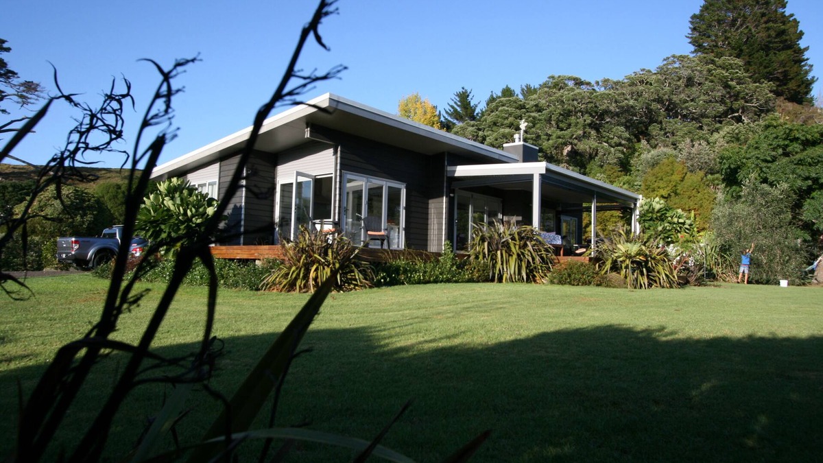 Kuaotunu House | Modern, Family Friendly Beach Bach - Kuaotunu (BYO LINEN)