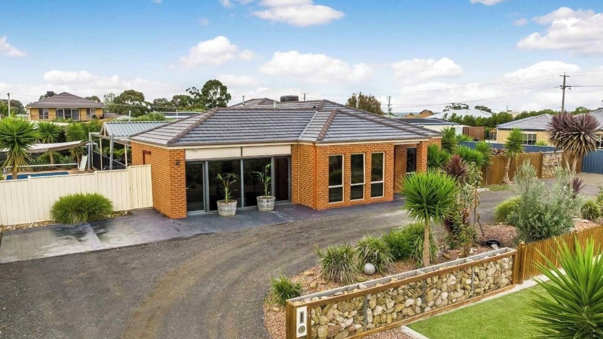 Carisbrook House | Modern family home with pool