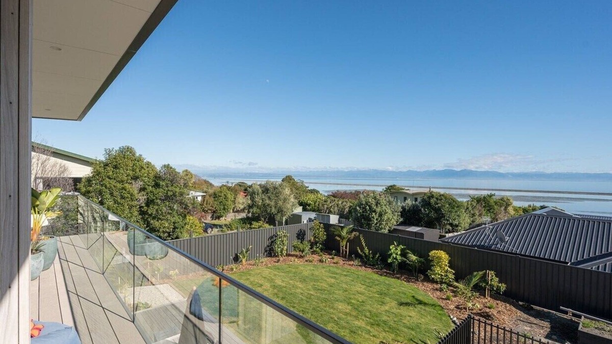 Nelson House | Modern Family home with Views, Sunsets and Space in Atawhai. 8 mins to Nelson.