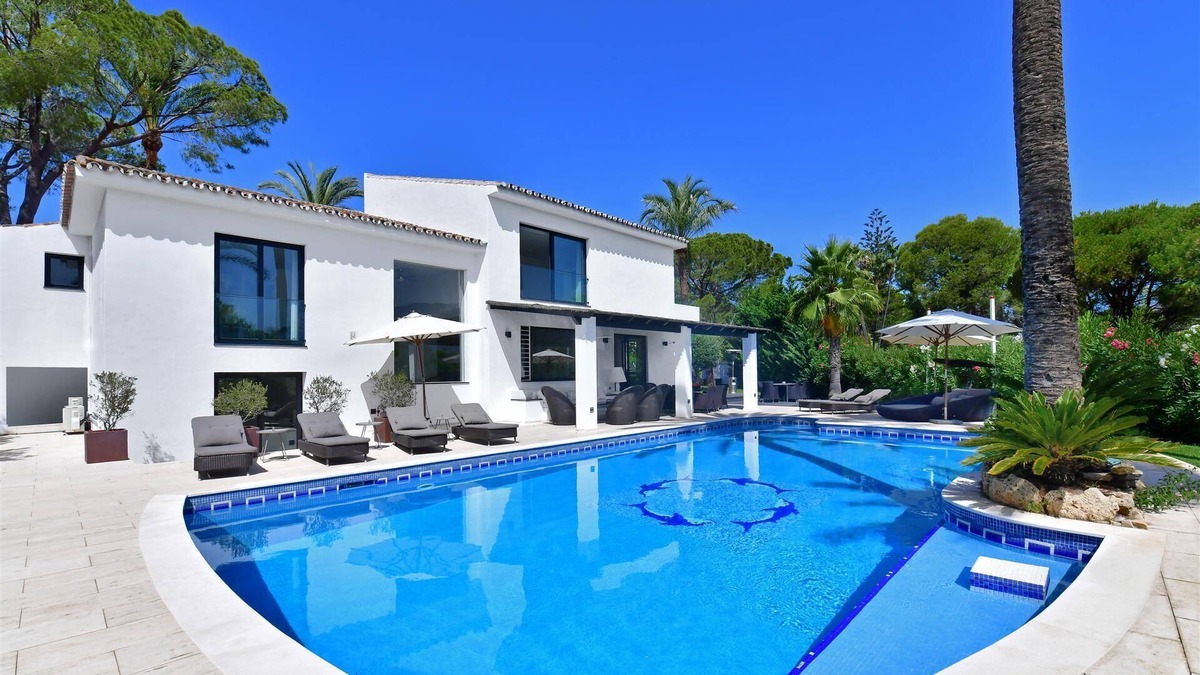 Nueva Andalucia Villa | Modern family villa with 5 bedrooms