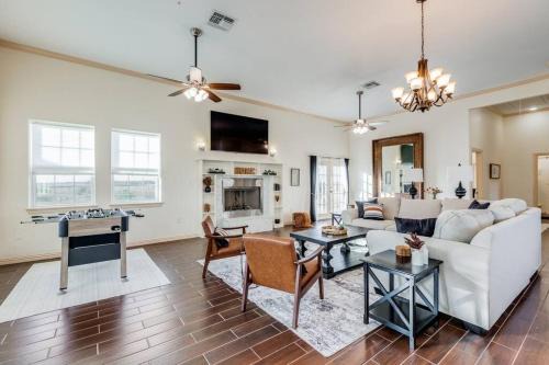 Weston House | Modern Farm House 2B 2B KING Bed