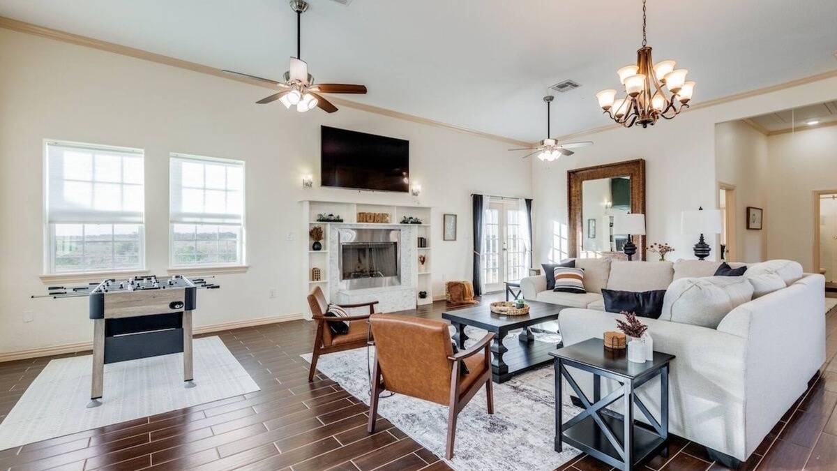 Weston House | Modern Farm House 2B 2B KING Bed
