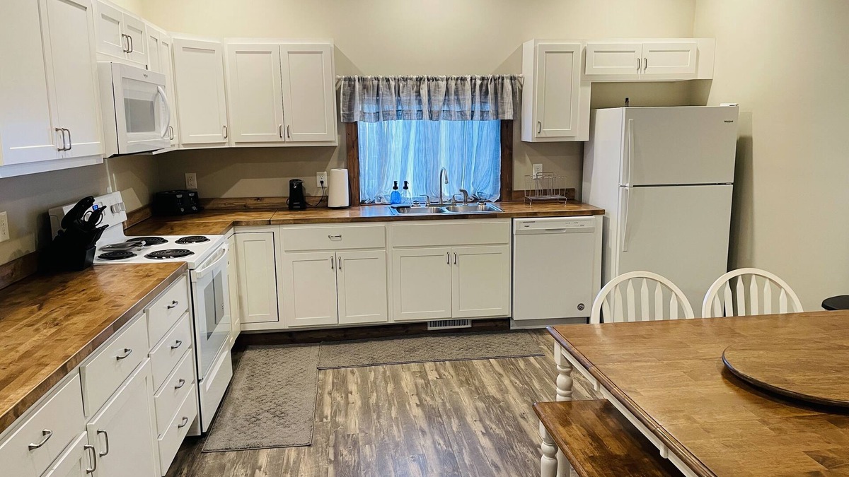 Wabash Apartment | Modern Farmhouse 3 Bed, 2 Bath Apartment, Sleeps 7, Lots of Space, Downtown
