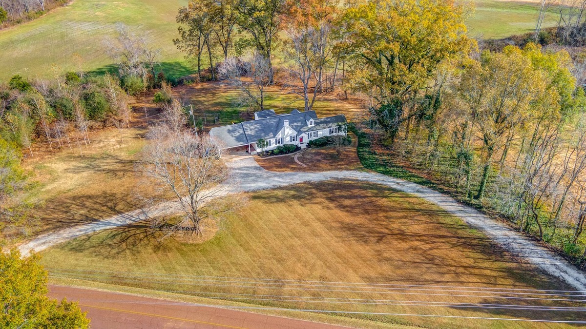 Stanton Cottage | Modern Farmhouse 5 miles to Blue Oval!