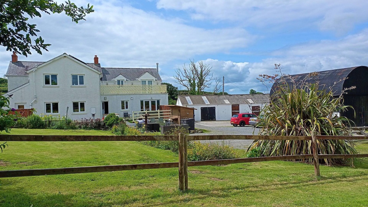 Llangynog House | Modern Farmhouse all en suit nr Pembrokeshire & Carmarthen, Hot tub, own paddock