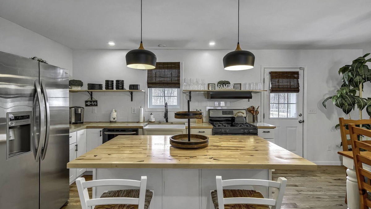 Monroe Villa | MODERN FARMHOUSE HOME ON 5-ACRE DREAM PROPERTY