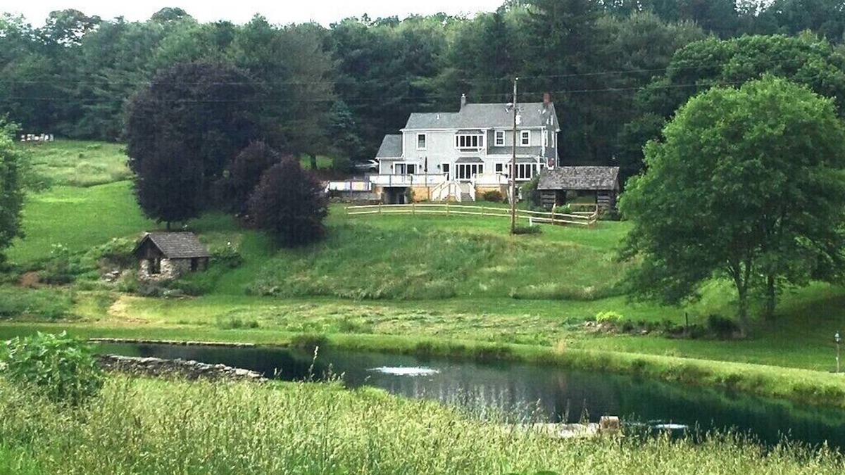 Stewartstown House | Modern farmhouse located on 53 acres of manicured rolling hills.