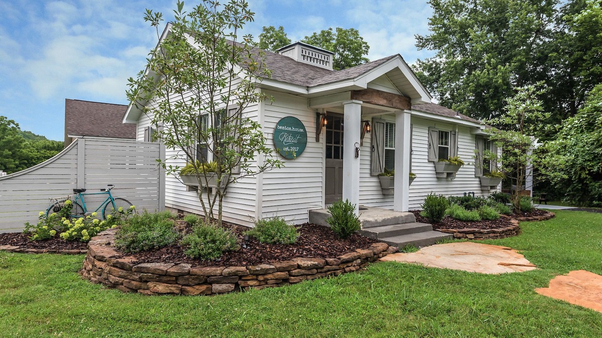 Harrison House | Modern Farmhouse, near downtown, walk to Creekside Community Center