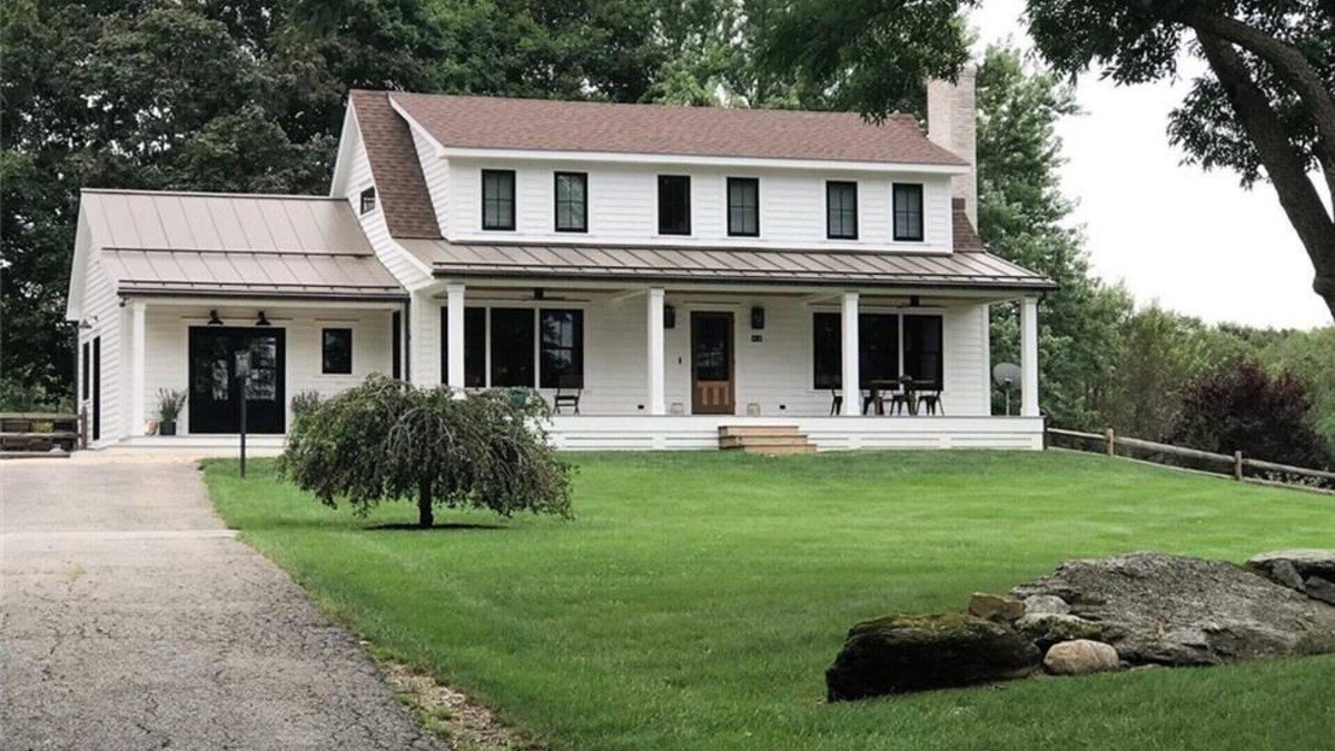 Sharon House | MODERN FARMHOUSE SITED ON OVER 3.5 ACRES OF LAND, 3 SKI RESORTS < 50...
