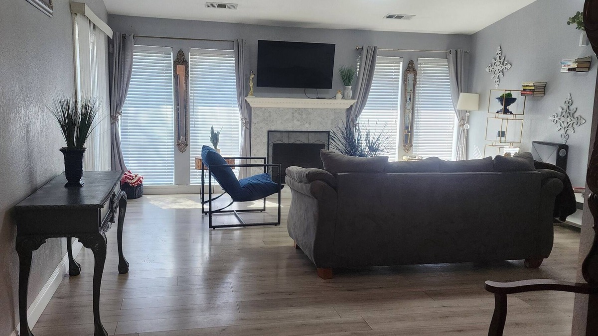 Tulare House | Modern Farmhouse style 3-bedroom house with EV charger/WiFi in welcoming Tulare
