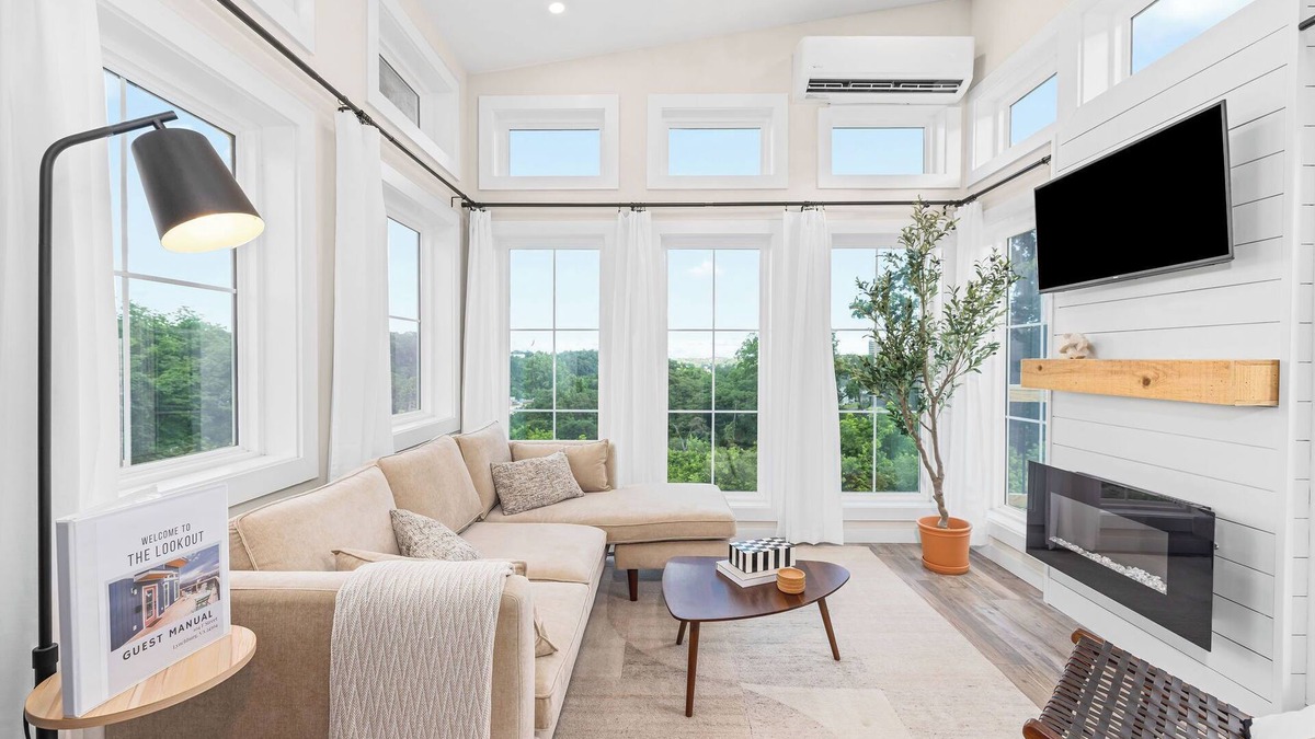 Daniels Hill House | Modern, Fast Wifi, Great Views near Downtown!
