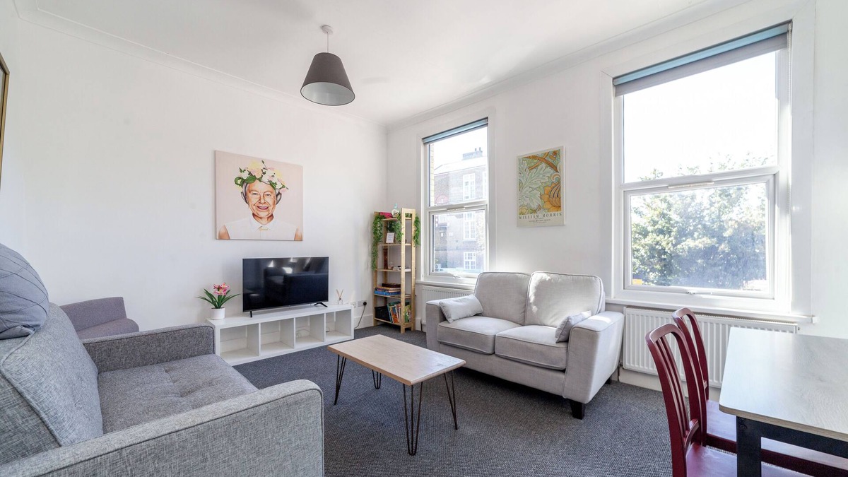 Highbury West Apartment | Modern flat - 5 mins from the Arsenal/Finsbury Park. Sleeps 4/5