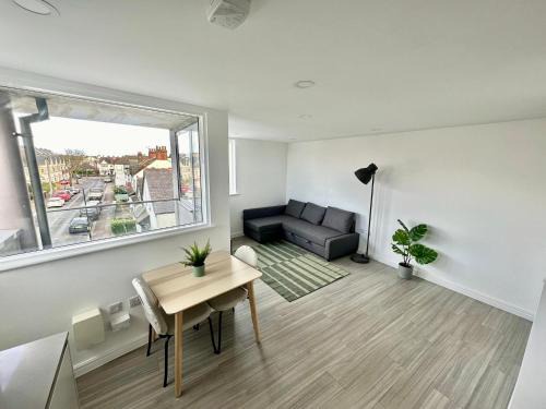 Leigh-on-Sea Apartment | Modern Flat in Leigh Broadway