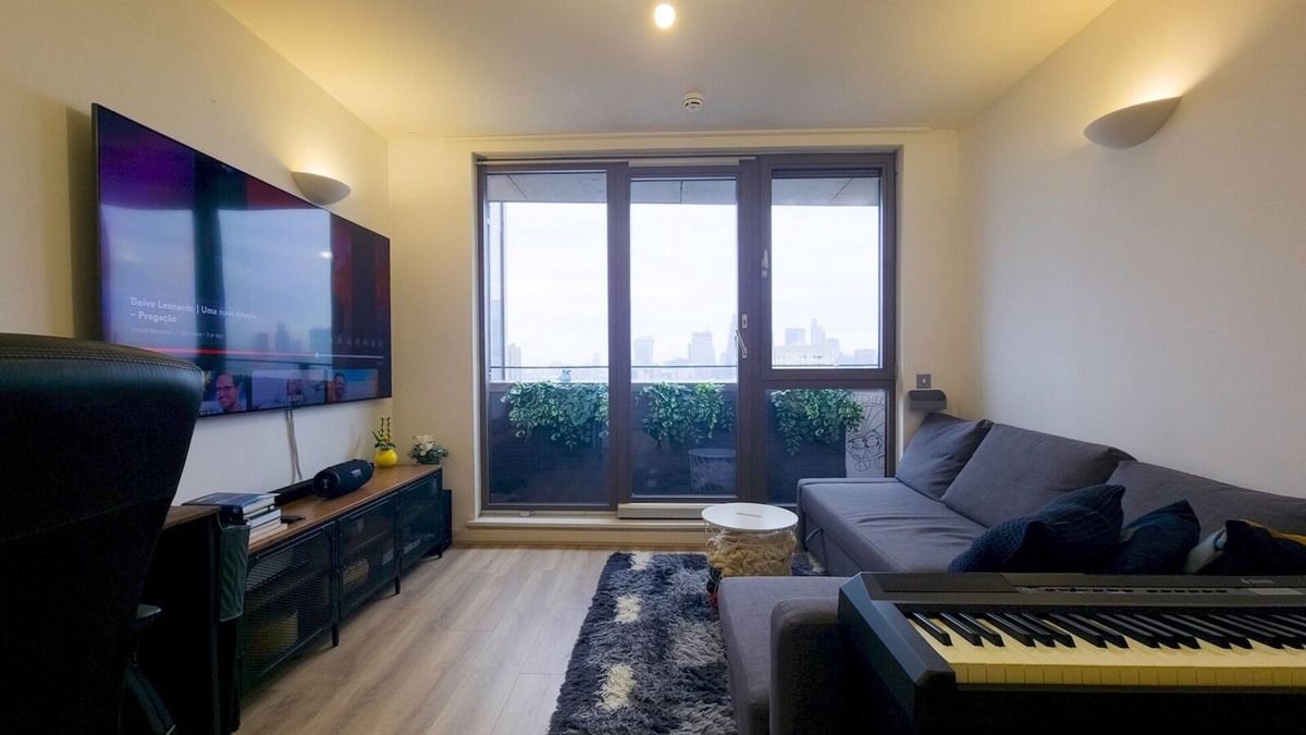 Stepney Green Apartment | Modern Flat w/Skyline Views|PTK