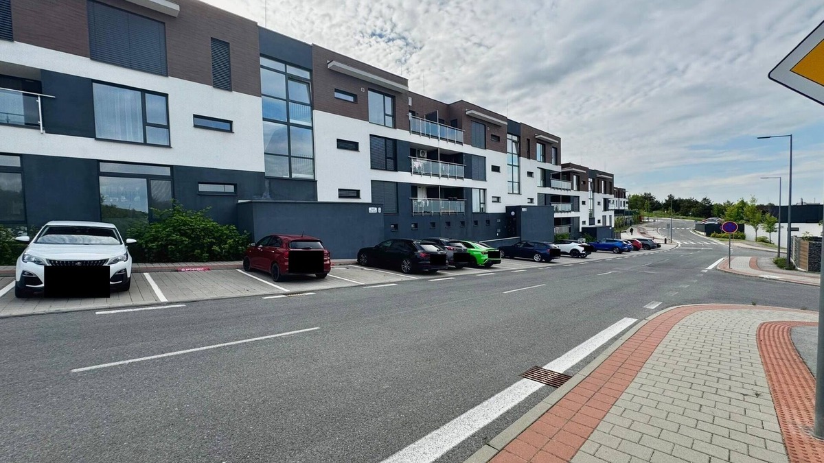 Peres Apartment | Modern Flat with Free Parking 10mins on bus to City Centre 1min walk to Bus stop