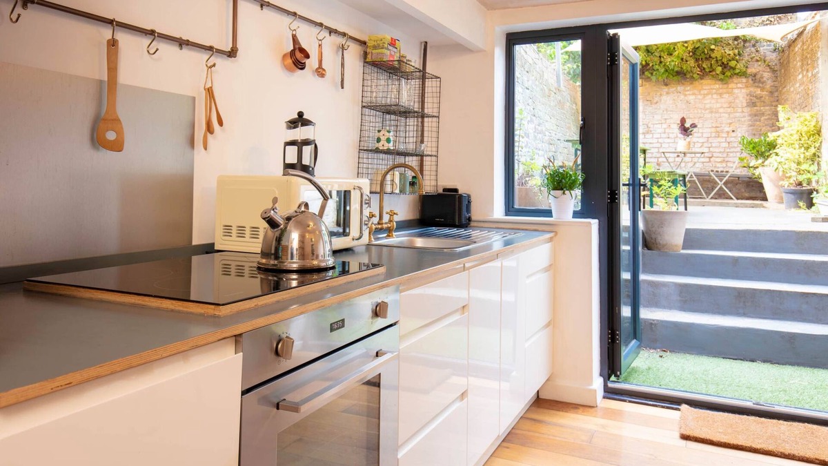 Camberwell Apartment | Modern flat with KING bed, garden & outdoor dining