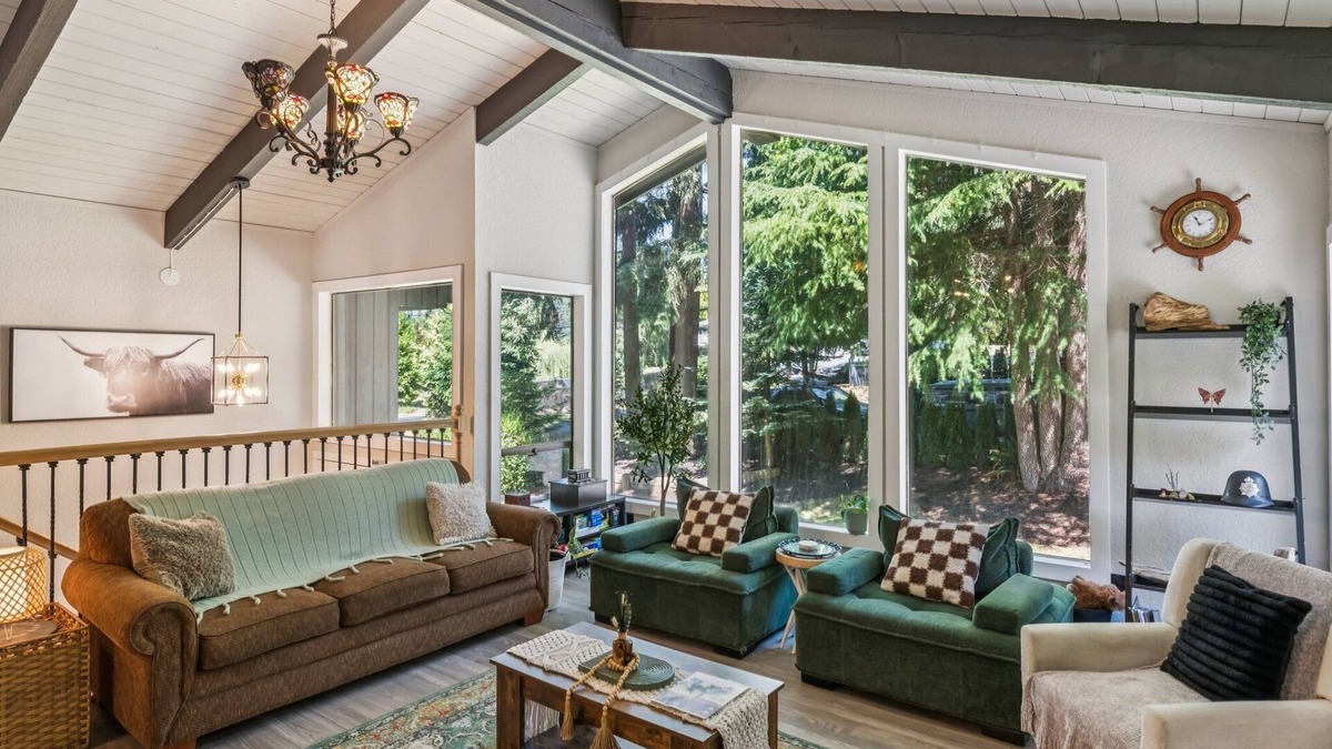 Lake Stevens House | Modern Forest Escape Near Hikes & Lake 6 Bedroom Home