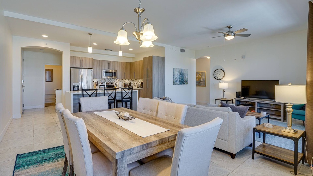 Majestic Palms Condo | Modern Fort Myers Condo Rental ~ 5 Mi to Beach!