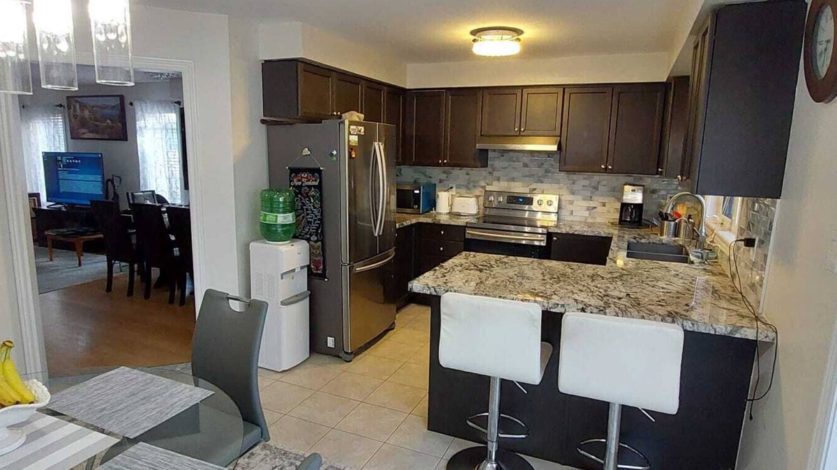 Vaughan House | Modern Four bedroom House in Maple Close to Canada Wonderland, Parks and Trails
