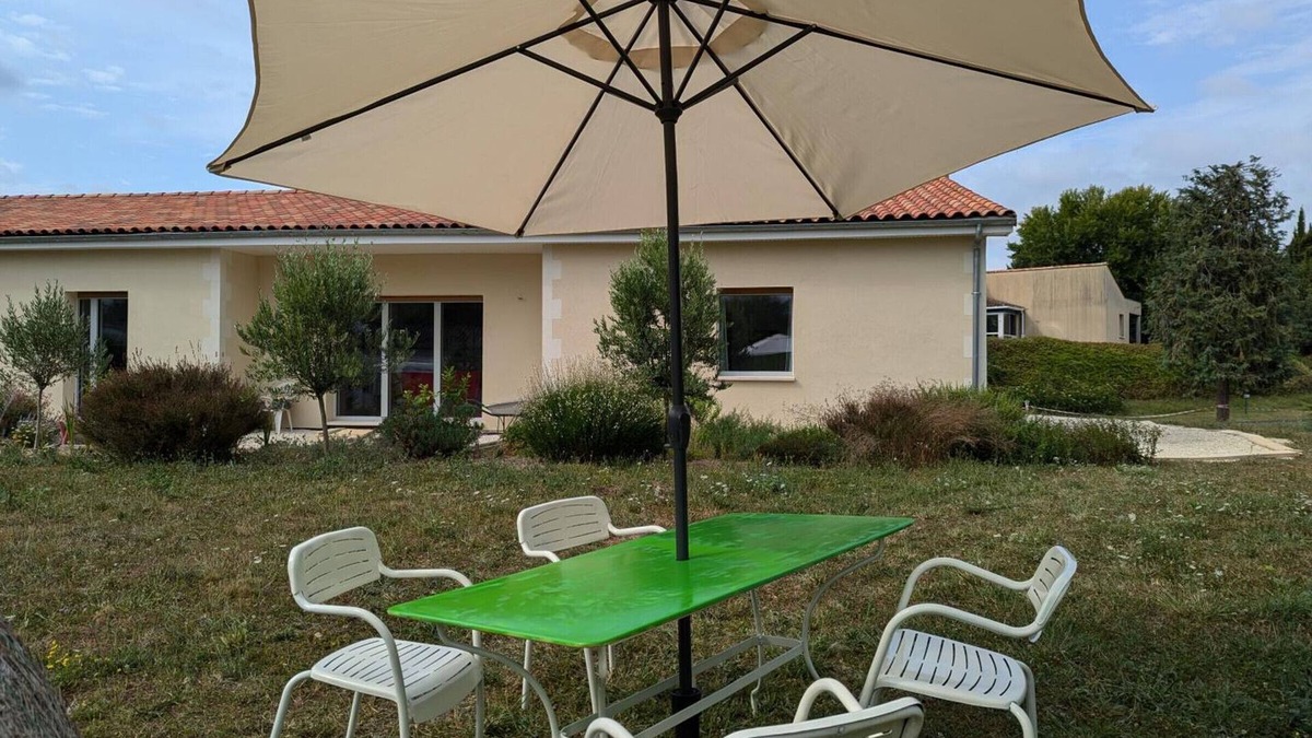 Baignes-Sainte-Radegonde Apartment | Modern studio with terrace, parking, and WIFI