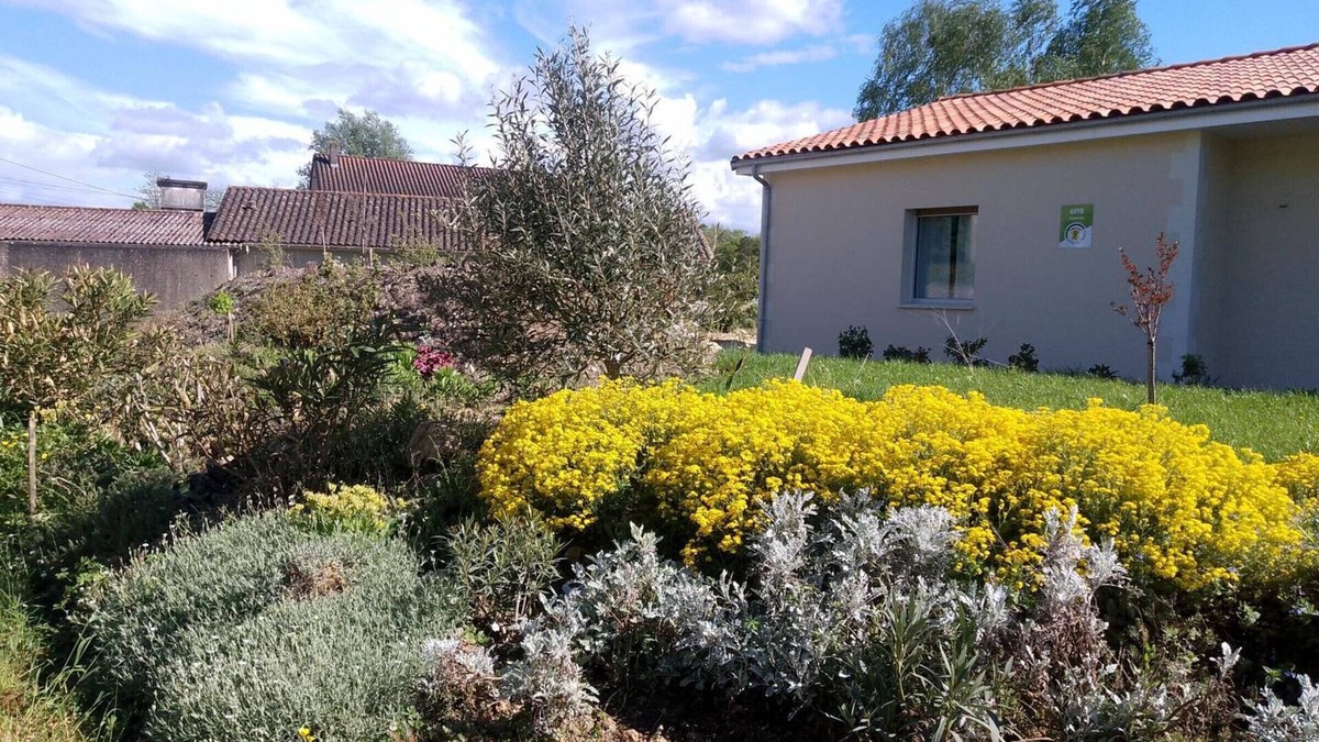 Touverac Apartment | Modern studio with WiFi and parking in Baignes