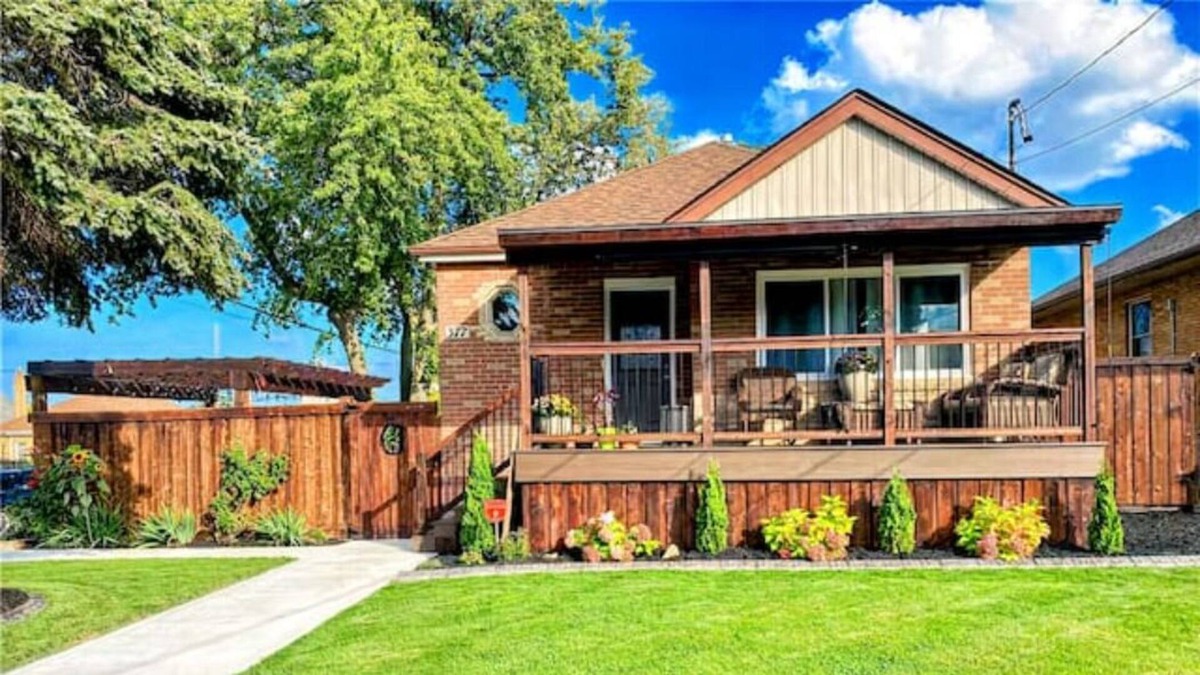 Hamilton House | Modern Full House with a relaxing Hot Tub