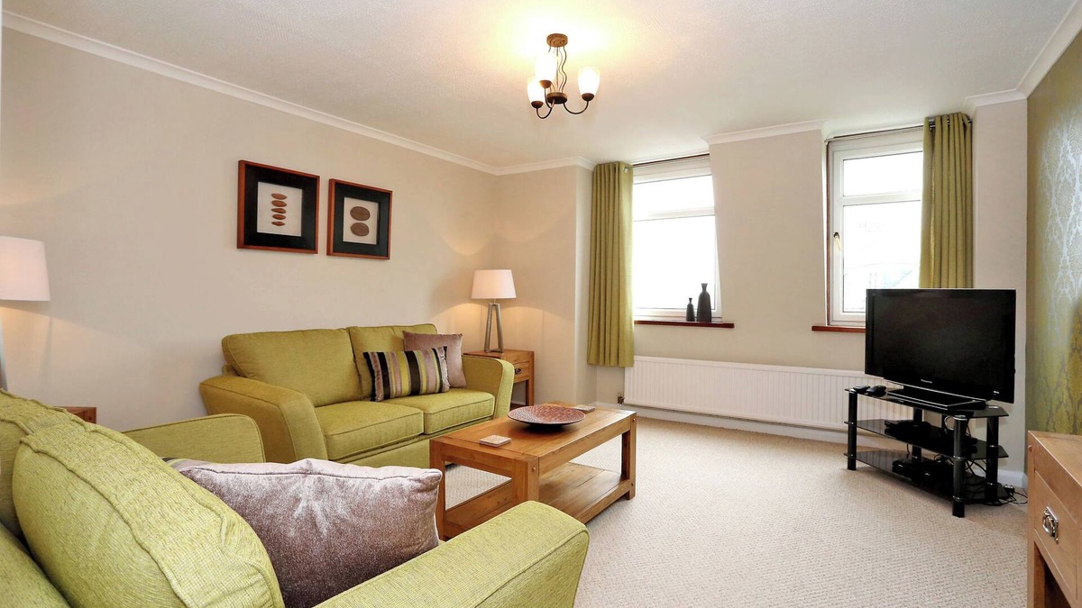 Central Aberdeen Apartment | Modern fully fitted two bedroom apartment. Pet friendly. Free parking. Sleeps 5.