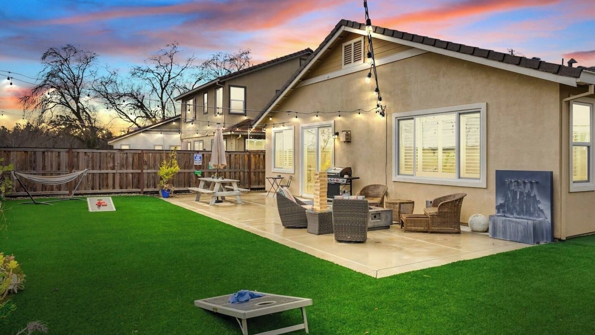 Sacramento House | Modern-Fully Loaded-EV Charger-Big Yard-10 Min DT