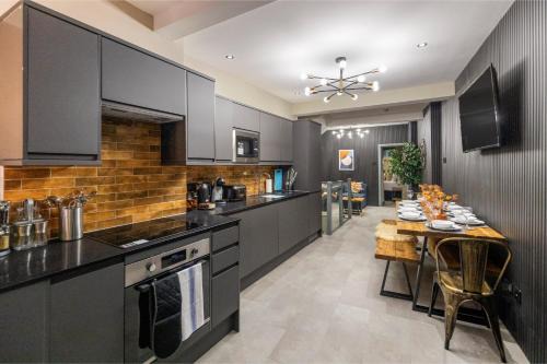 King's Cross Apartment | Modern & Funky 3-BR Duplex with Games Room & Sauna