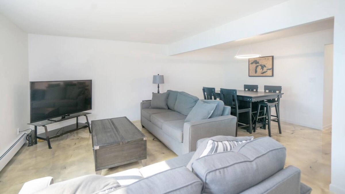 St. Clair Condo | Modern Furnished Condo-St.Clair