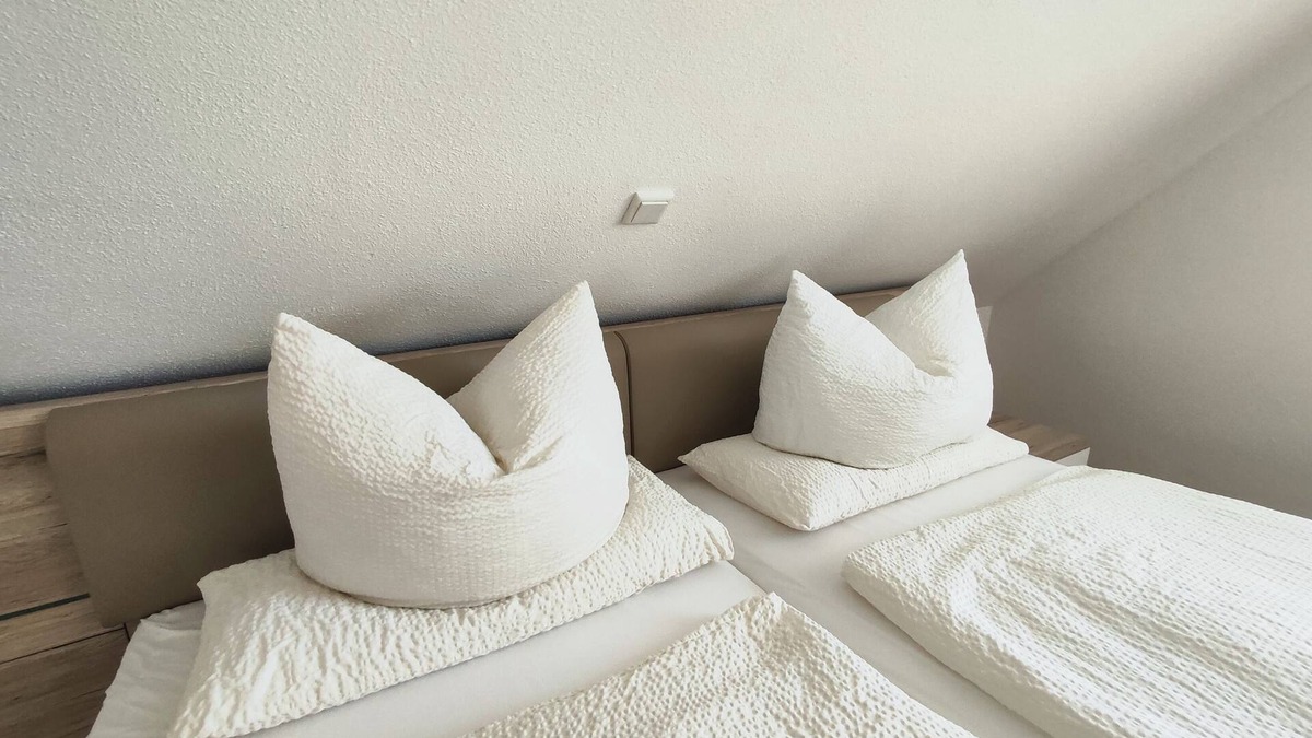 Grossweingarten Apartment | Modern furnished attic apartment