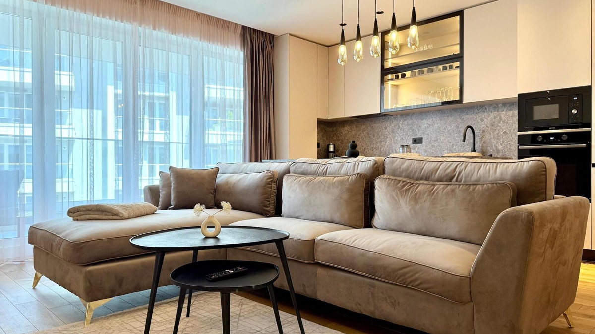 Pantelimon Apartment | Modern furnished vacation apartment with covered balcony directly on Lebada Lake
