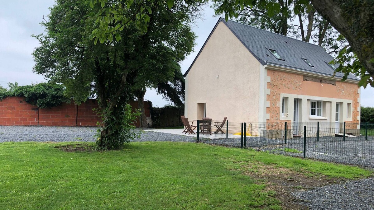 Ecommoy Cottage | Modern Gîte near Le Mans: Garden, Wi-Fi, 4 Bedrooms, 3 Baths, Accessible, Ideal for Professionals