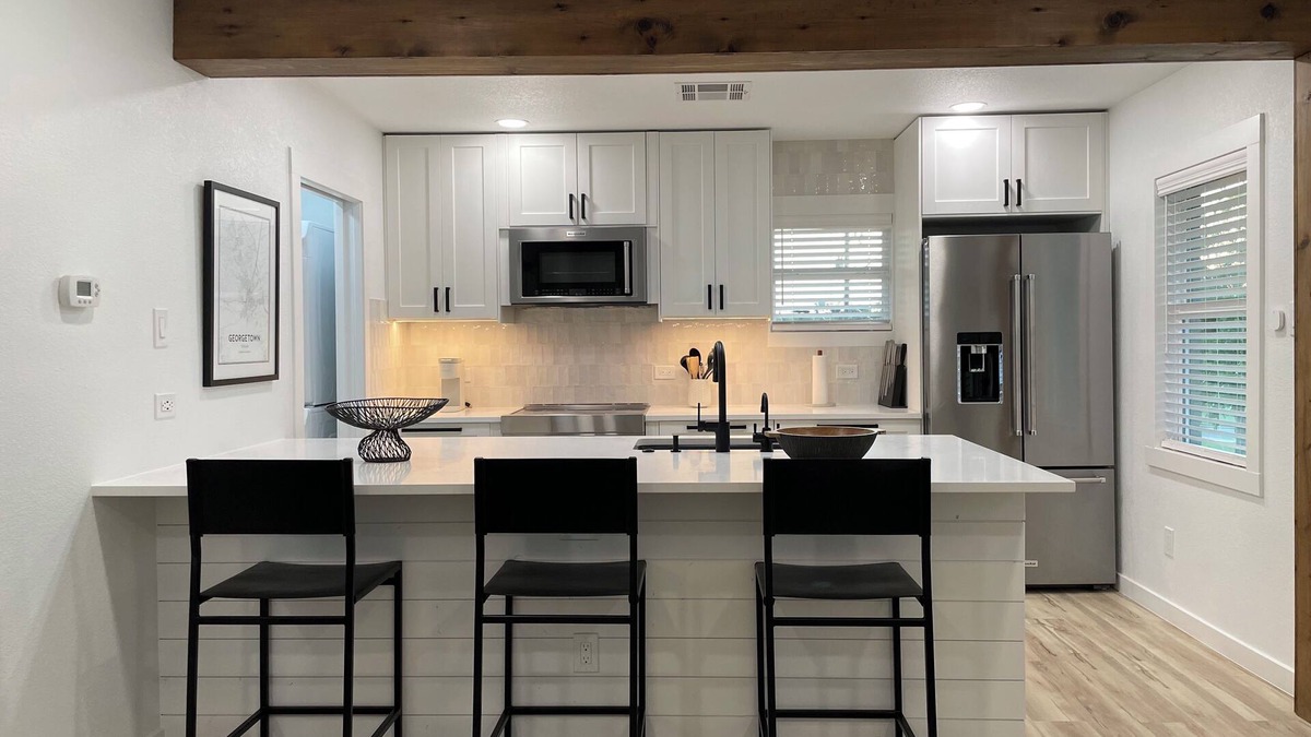 Georgetown Apartment | Modern Garage Apartment in the Heart of Downtown Georgetown