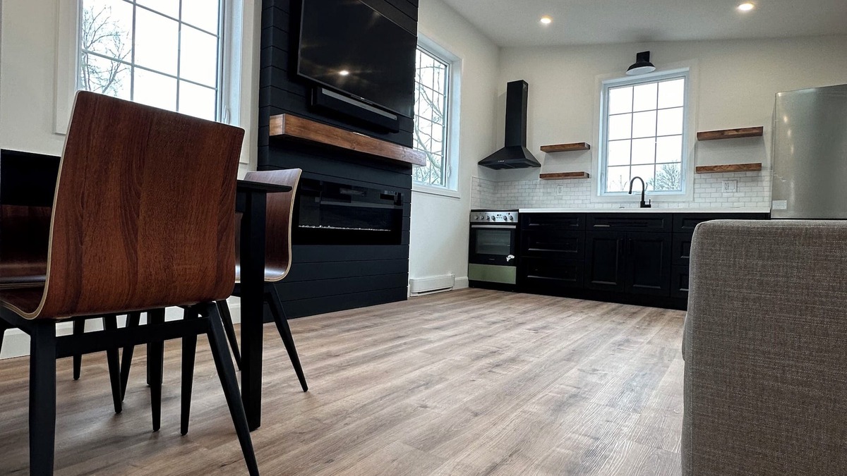 Brampton Apartment | Modern Garden Suite with Pool, Sauna and Fitness Area
