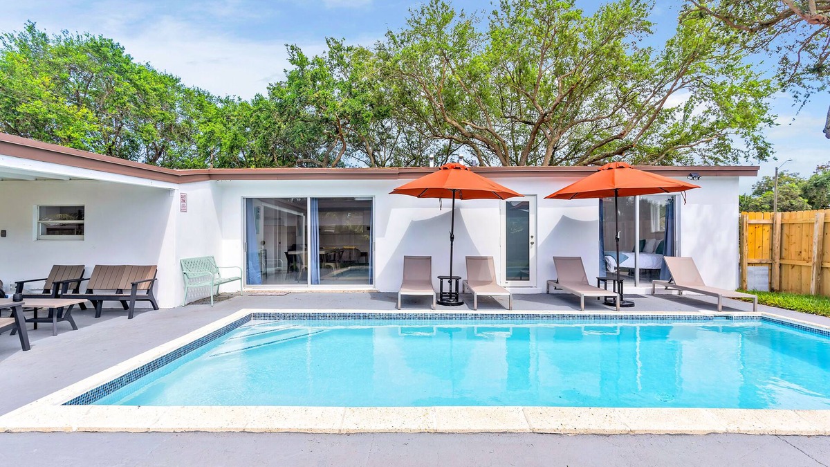 Driftwood House | Modern Getaway 4BRs House with Pool and Game Room