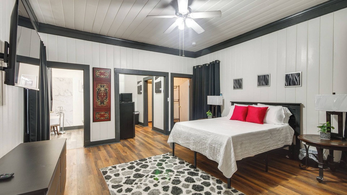 Greenwood Apartment | Modern Greenwood Studio < 1 Mi to Downtown!