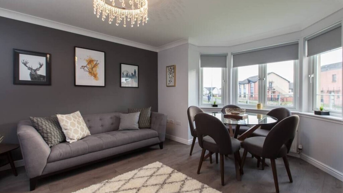 Duloch Apartment | Modern ground floor 2 bedroom apartment, 76MB WiFi and Sky Cinema/Sports