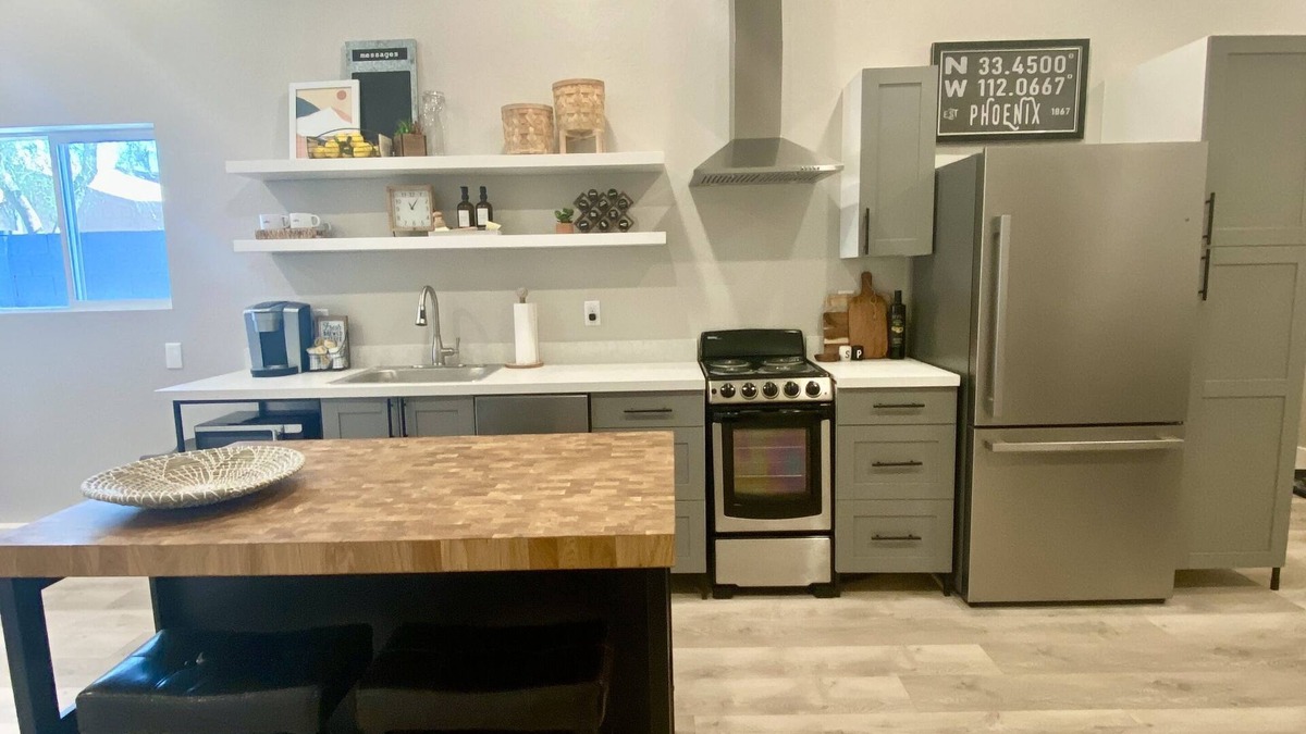 Roadrunner Estates East House | Modern Guest House with Access to Private Pool! Great Central Location!