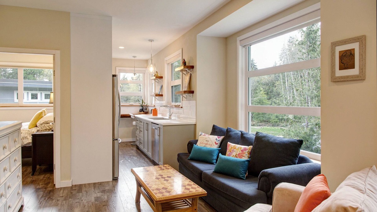 Sooke House | Modern Guesthouse on Galloping Goose close to Sooke Potholes