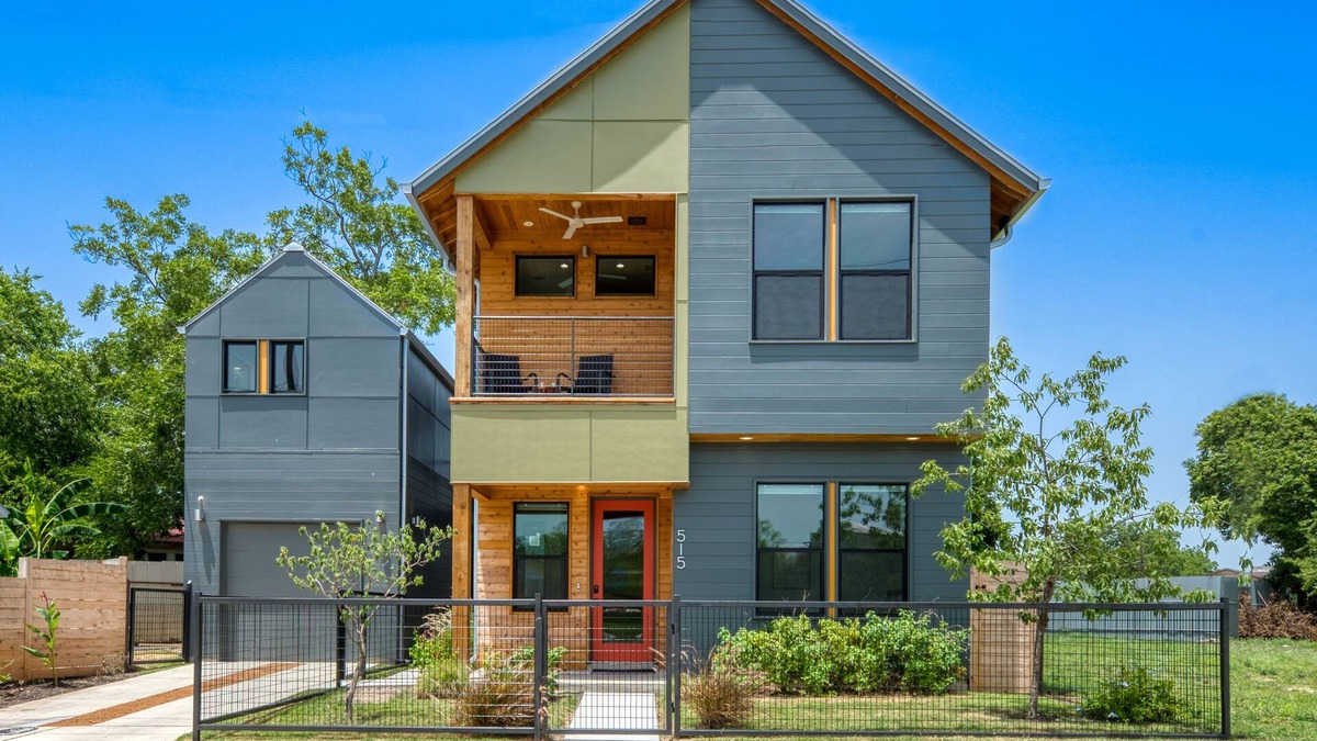 Southtown House | Modern Haven in Lavaca | 5 Bed, 4.5 Bath