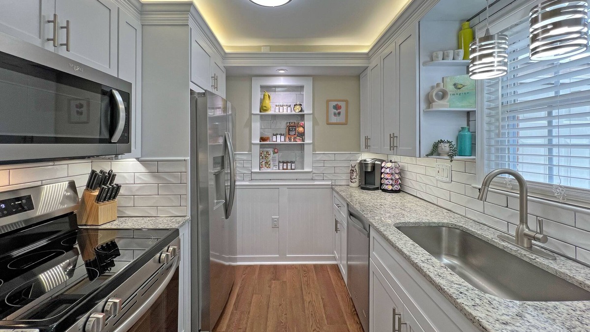 Hickory Condo | Modern Hickory Hideaway